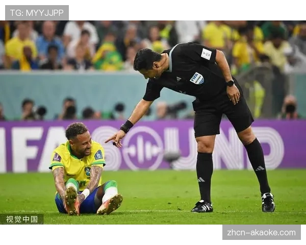 特写：绝杀后被换下，莱切老将法尔科斯在替补席掩面而泣